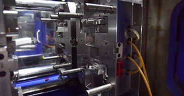 Moldagem por injeção de dois tiros